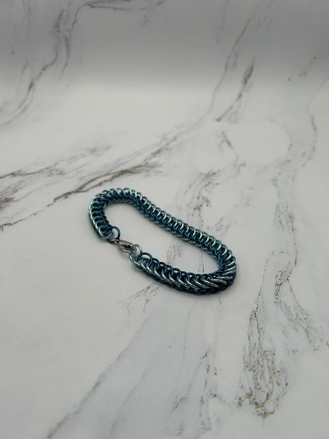 Illusion chainmaille bracelet in shades of blue